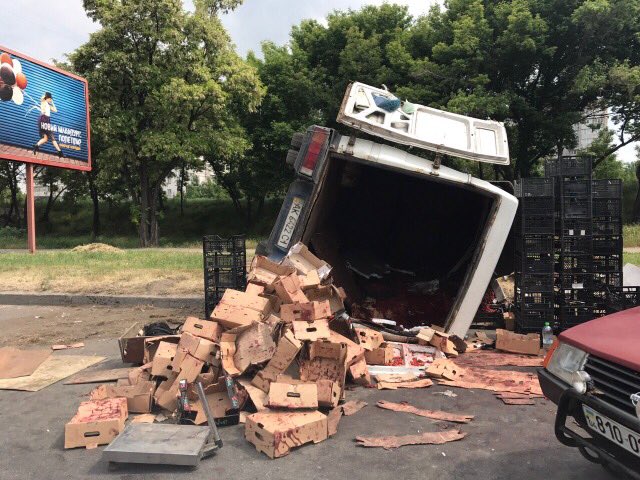 В Запорожье на Набережной в районе «Дубовки» перевернулся  микроавтобус с клубникой (ФОТО)