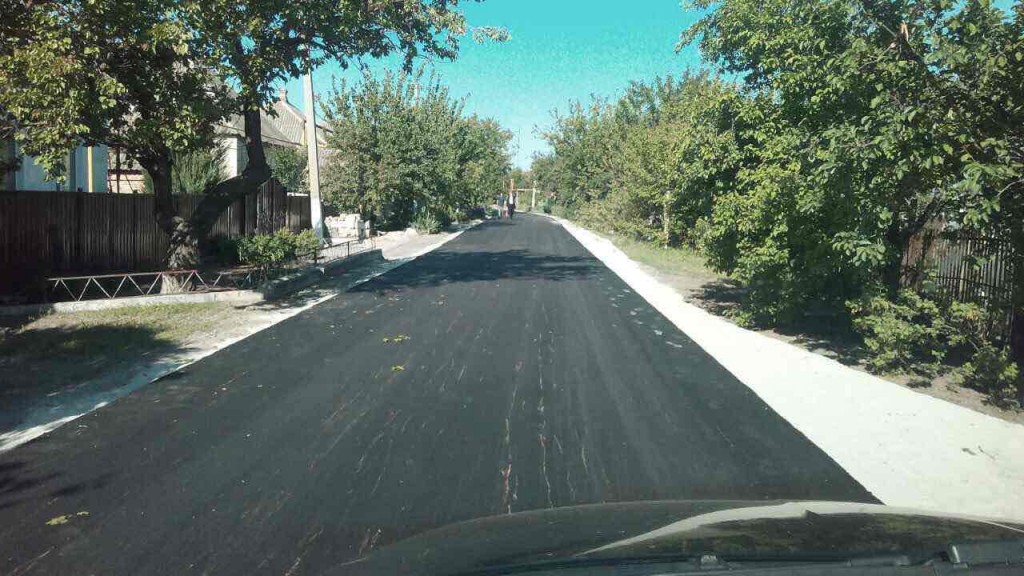 Предвыборные обещания: к дому нового главы Каменско-Днепровской ОТГ отремонтировали дорогу (ФОТО)