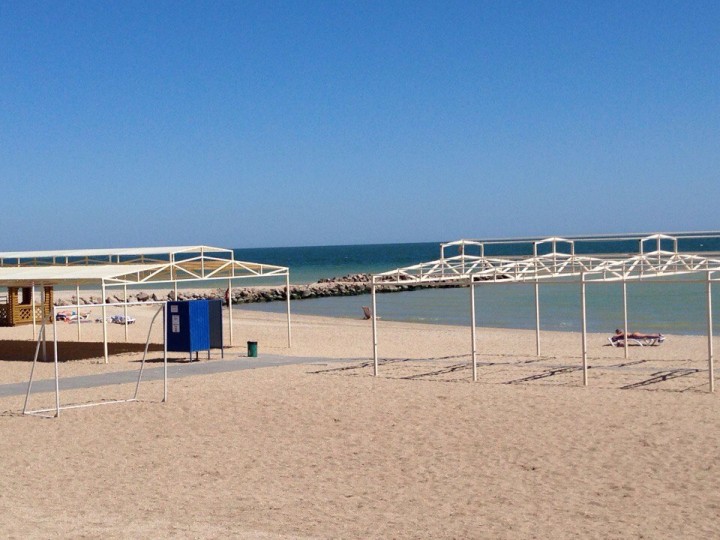 Жители Запорожья открывают купальный сезон на Азовском море (ФОТО, ВИДЕО)