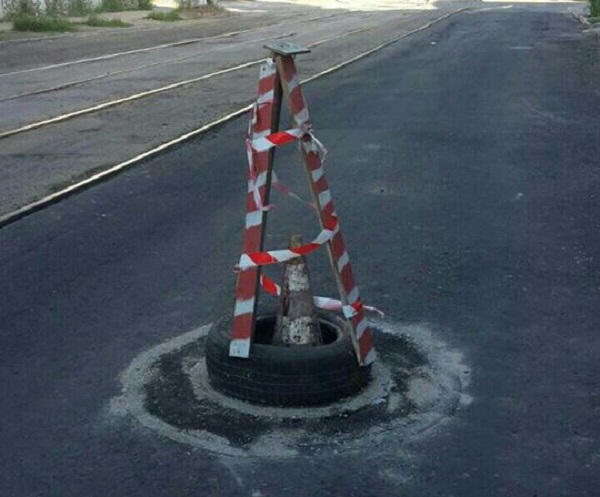 Депутатский технадзор: запорожские коммунальщики расчистили замурованный люк