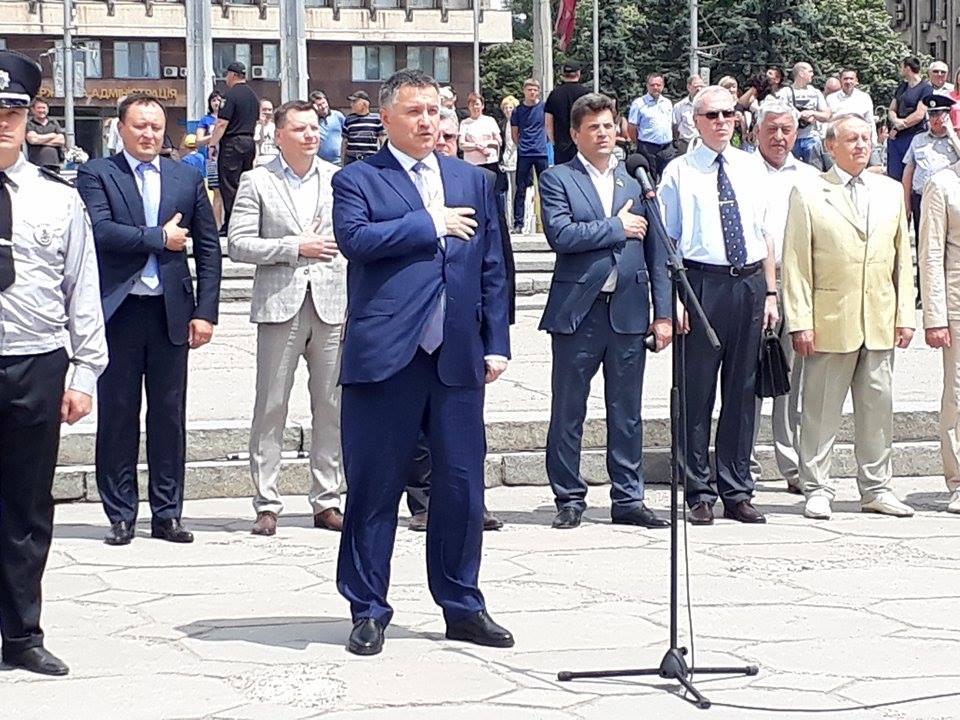 Министр МВД во время выступления в Запорожье забыл украинский язык (ВИДЕО)