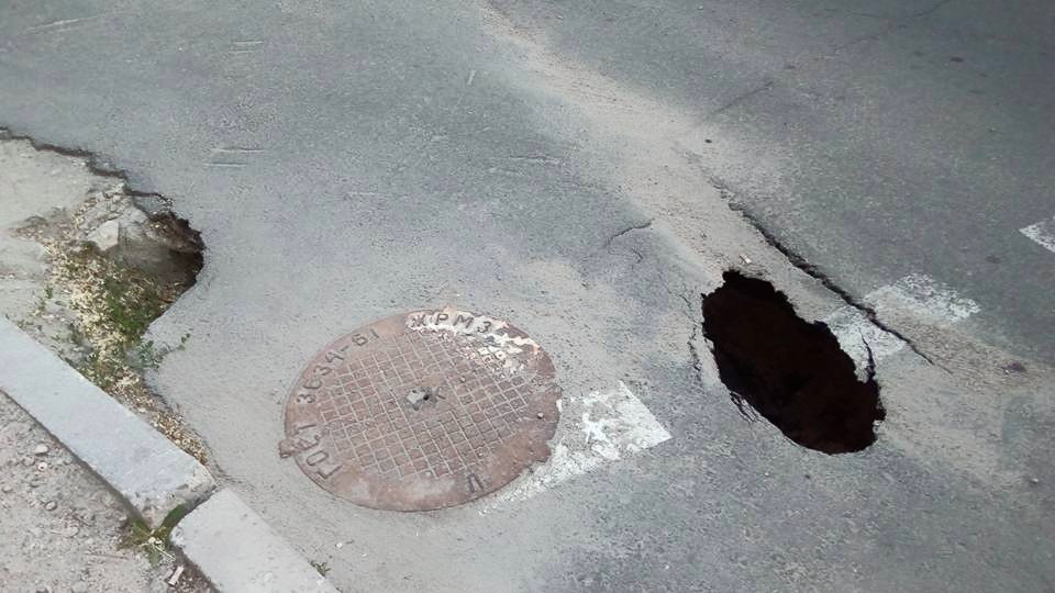ФОТОФАКТ: в Запорожье на пешеходном переходе провалился асфальт