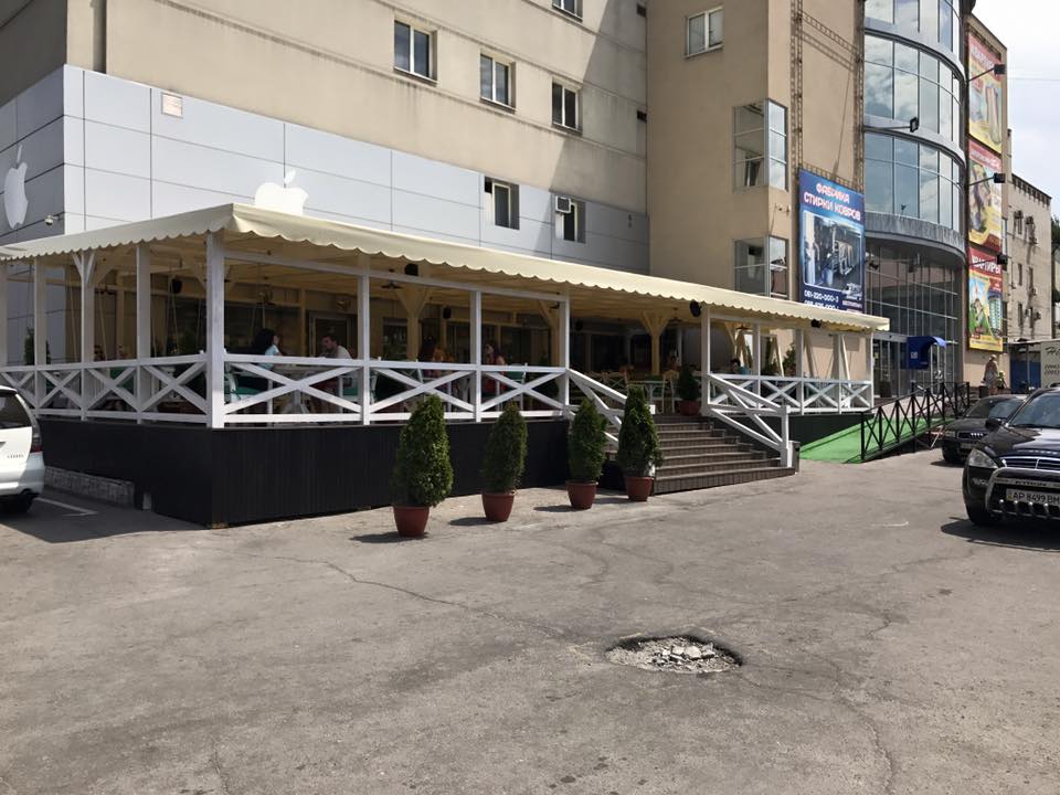 Летний эпатаж и заказ: запорожский депутат-ресторатор объяснил скандал вокруг летней площадки