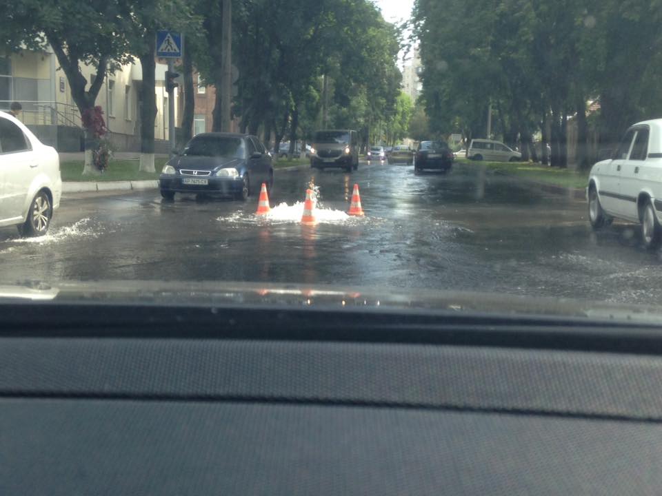 ФОТОФАКТ: в Запорожье произошел «потоп» возле управления ГСЧС