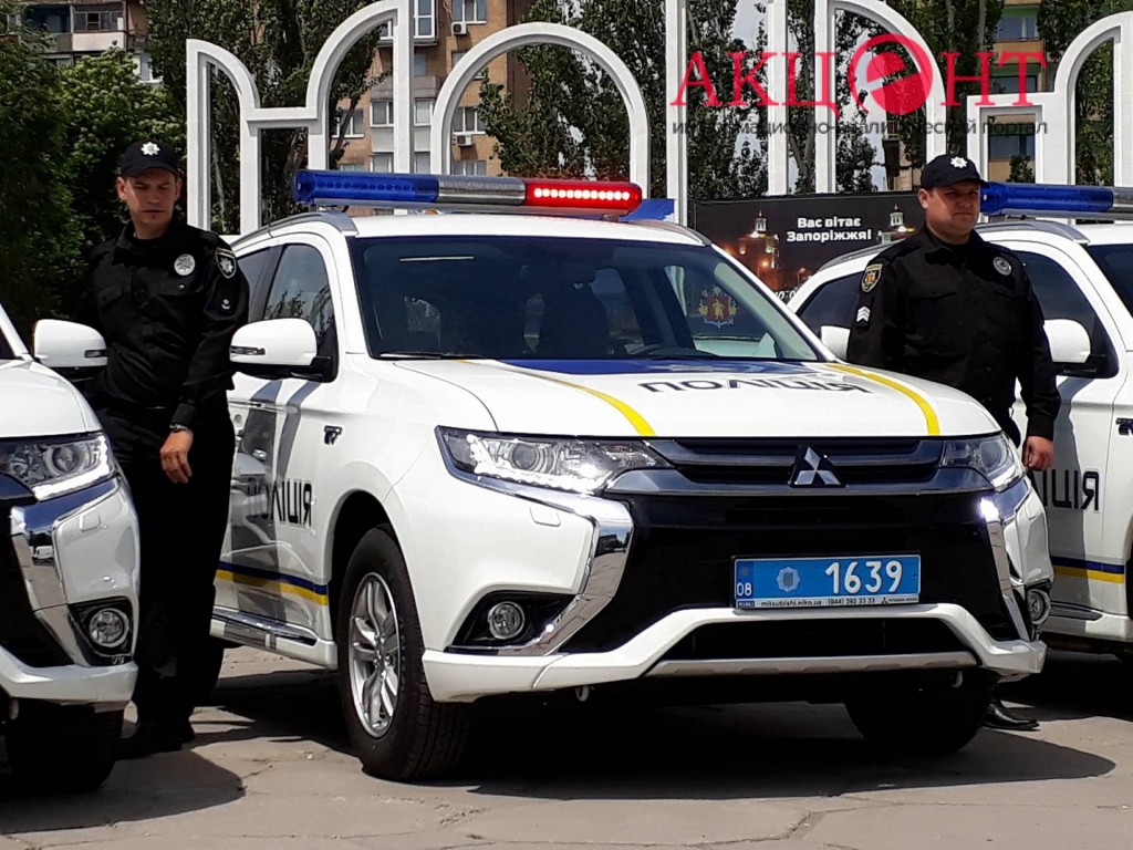 Несколько часов на солнцепеке: как Арсен Аваков вручал запорожским полицейским новые внедорожники (ФОТО, ВИДЕО)