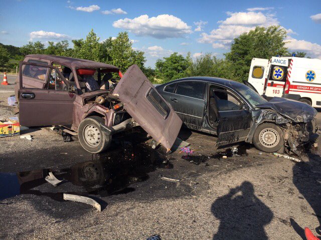 В Запорожье произошло жуткое ДТП: столкнулось 2 легковых авто, много пострадавших (ФОТО)