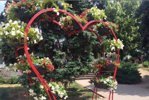 ФОТОФАКТ: в Запорожье возле центрального ЗАГСа появилась новая инсталляция