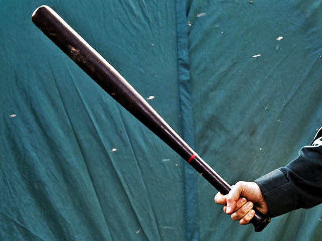 С битами и в багажник: В Запорожье среди дня на дороге участники ДТП устроили разборки