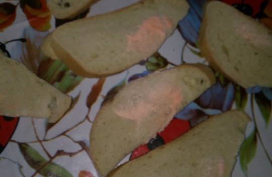 ФОТОФАКТ: В Запорожье хлебный батон за ночь превратился в сухари с розовой плесенью