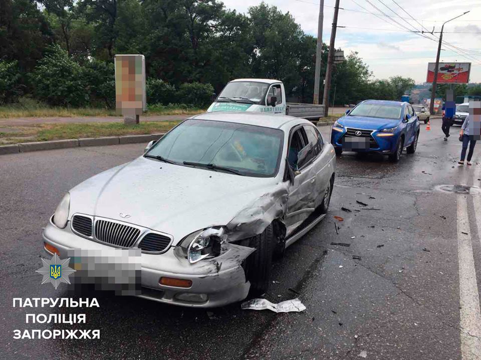 В районе плотины ДнепроГЭСа ДТП: столкнулись три авто, пострадали дети (ФОТО)