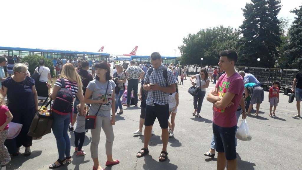 В запорожском аэропорту задерживают два рейса из-за военных (ФОТО)