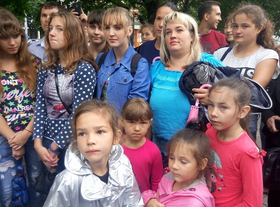 Юные спортсмены, их родители и тренера: под мэрией в Запорожье прошла акция протеста (ФОТО, ВИДЕО)