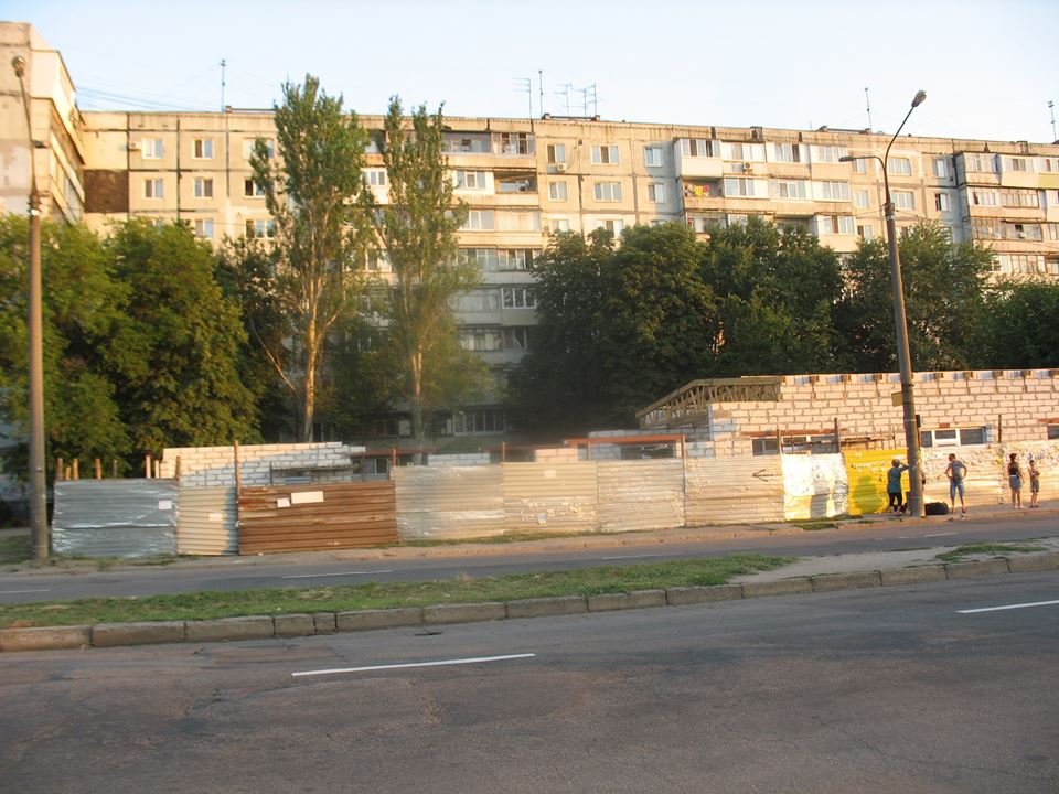 В зеленой зоне Хортицкого района продолжается незаконная стройка (ФОТО)