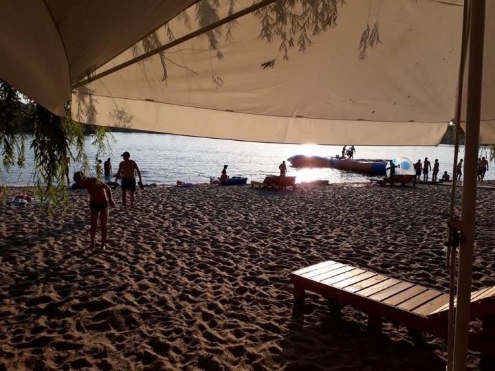 Спасаясь от жары: пляж, на котором можно купаться в Запорожье (ФОТО)