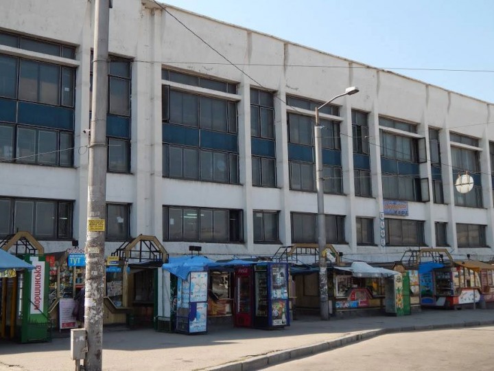 Сутки без кондиционеров, и вода только членам профсоюза: условия работы в запорожской «Укрпочте»