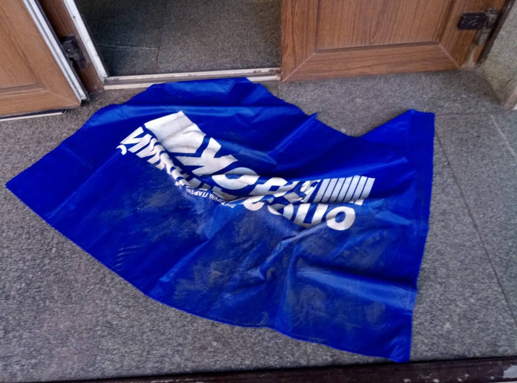 В Запорожье активисты и АТОшники растоптали флаг Оппоблока (ФОТО,ВИДЕО)