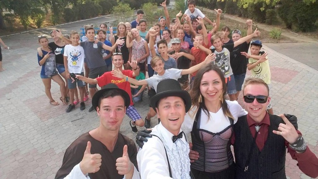 Запорожские волонтеры организовали праздник для детей-сирот и детей-переселенцев