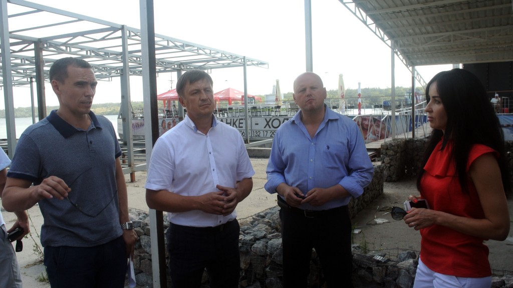 Стихийная стройка на набережной Запорожья: депутаты проверили законность строительства кафе (ФОТО)