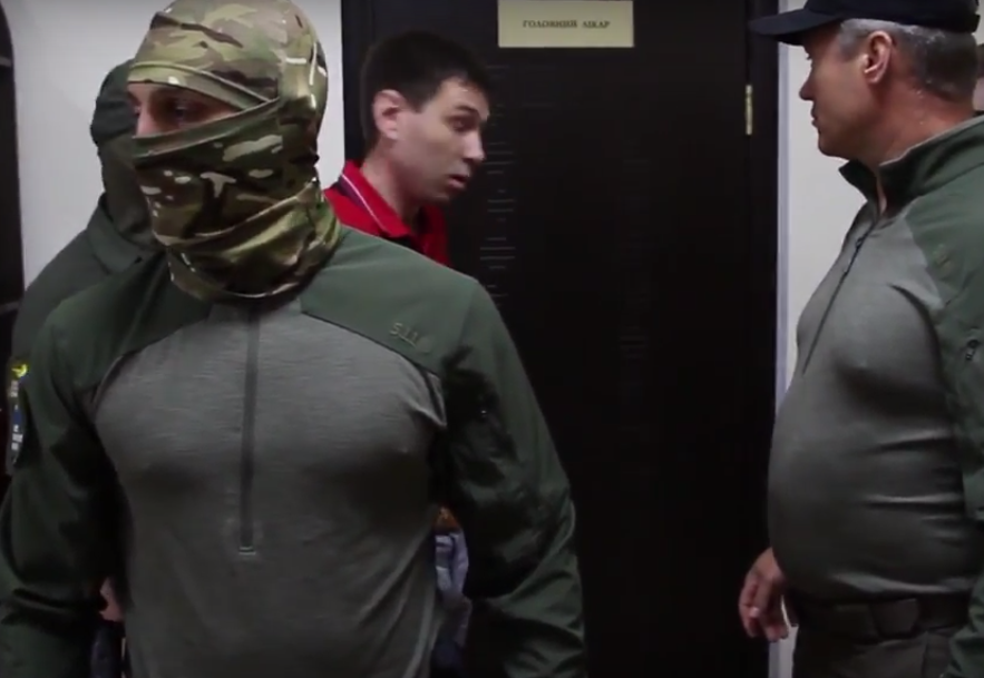 В сети появилось видео задержания главврача запорожской областной больницы