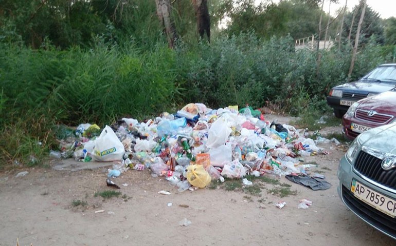 На популярном запорожском пляже убрали мусорные контейнеры (ФОТО)