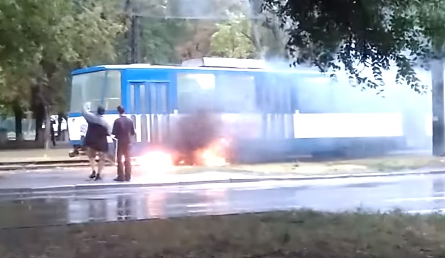 Появилось видео возгорания трамвая в Запорожье
