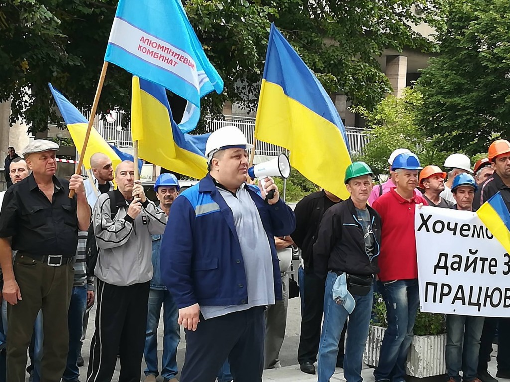 Более 100 работников «ЗАлКа» провели митинг под стенами суда (ФОТО)