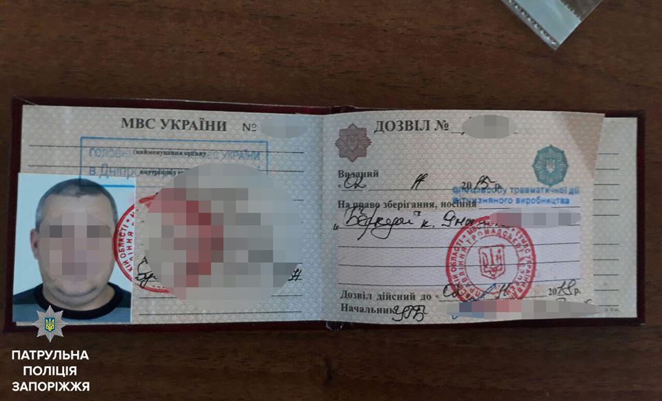 На выезде из Запорожья мужчина устроил стрельбу (ФОТО)