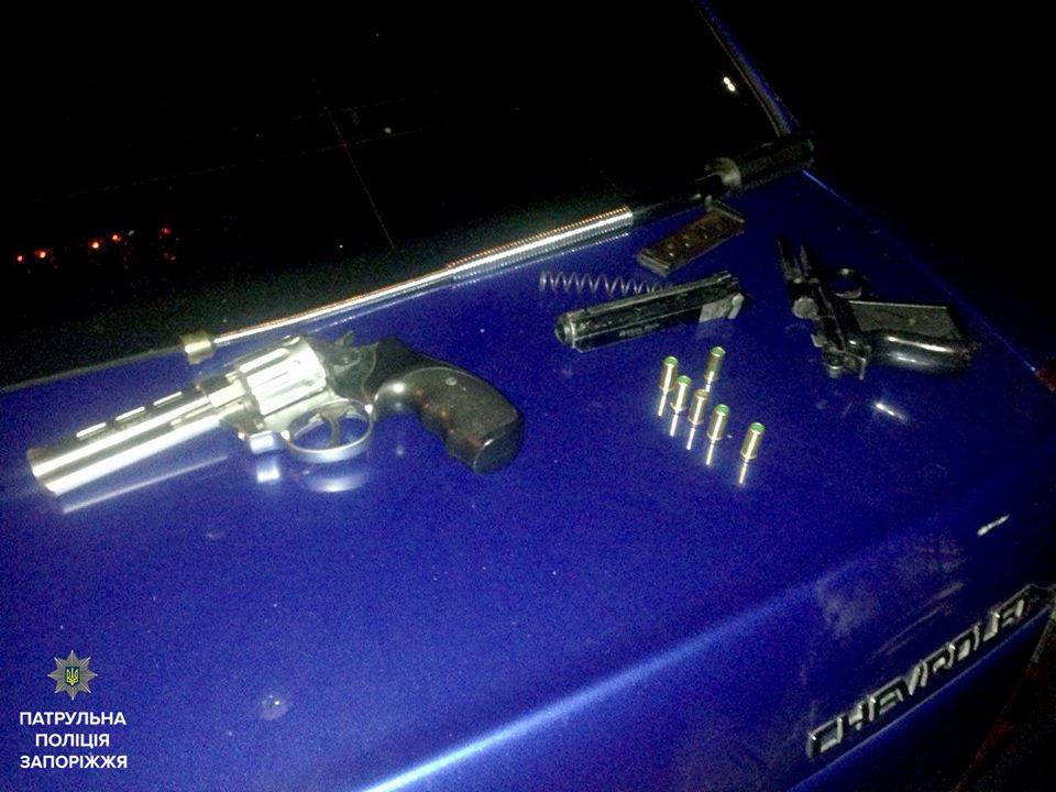 В легковом автомобиле запорожец перевозил оружие (ФОТО)