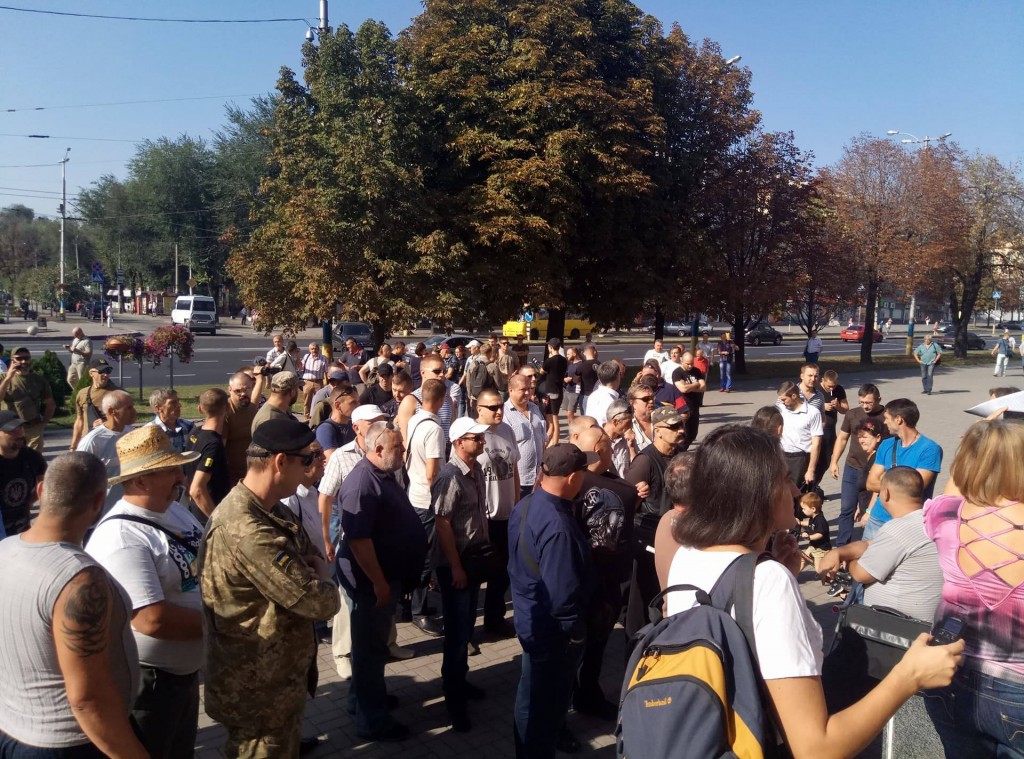 В Запорожье водитель, отказавший инвалиду войны, получил перелом носа