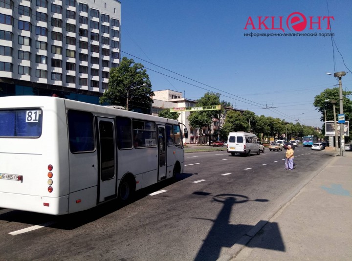 Дошло до очередей на попутки: в Запорожье жители разных районов через соцсети жалуются на маршрутки (ФОТО)