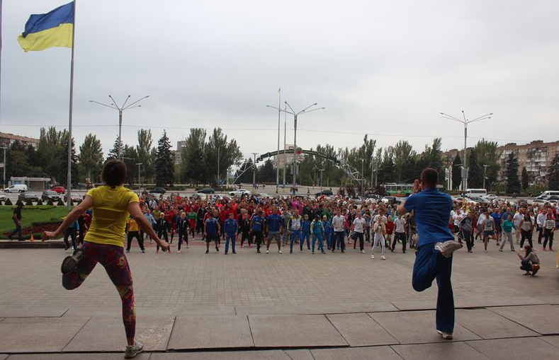В Запорожье перед зданием ОГА провели зарядку (ФОТО)