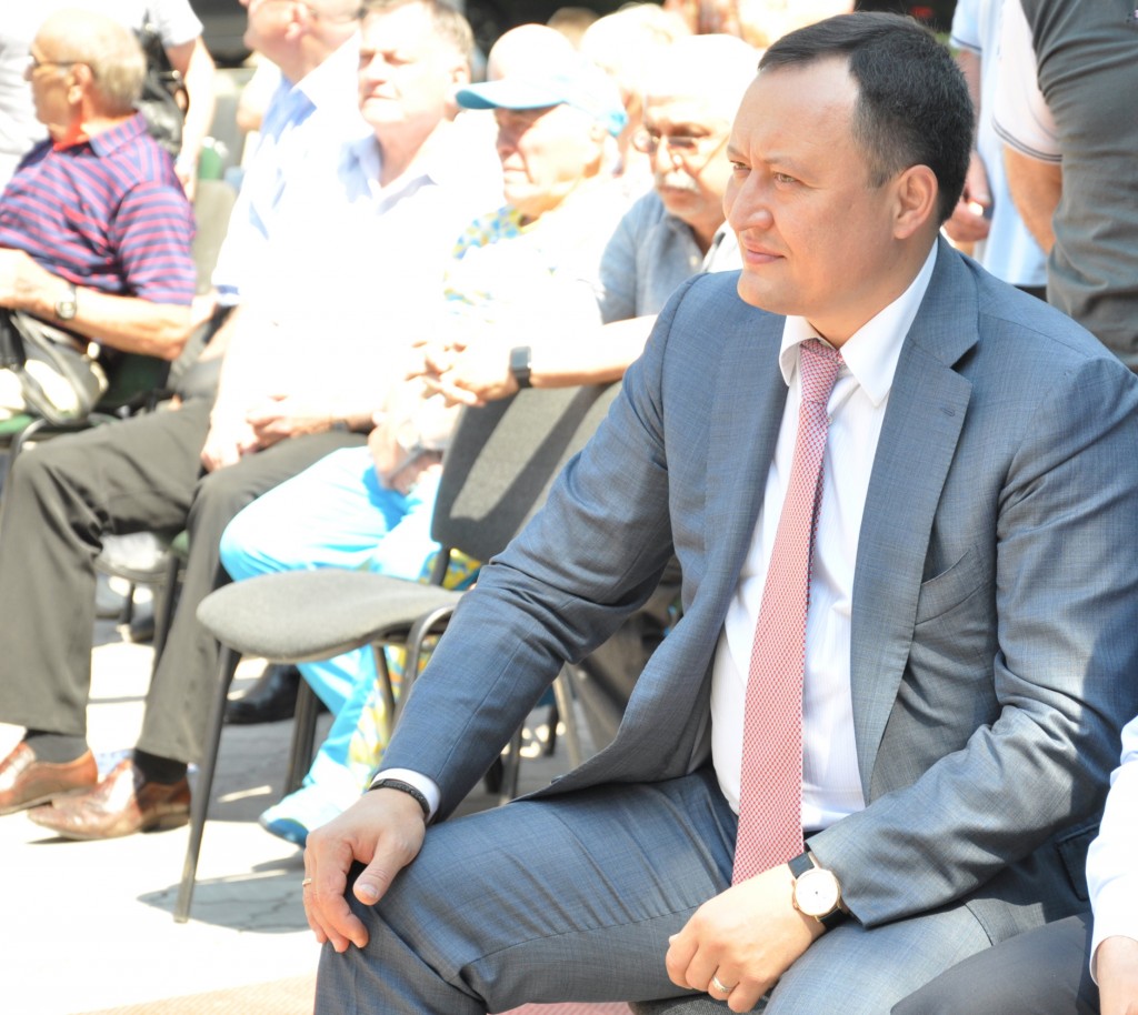 Запорожский губернатор сообщил историю о вышиванке жены