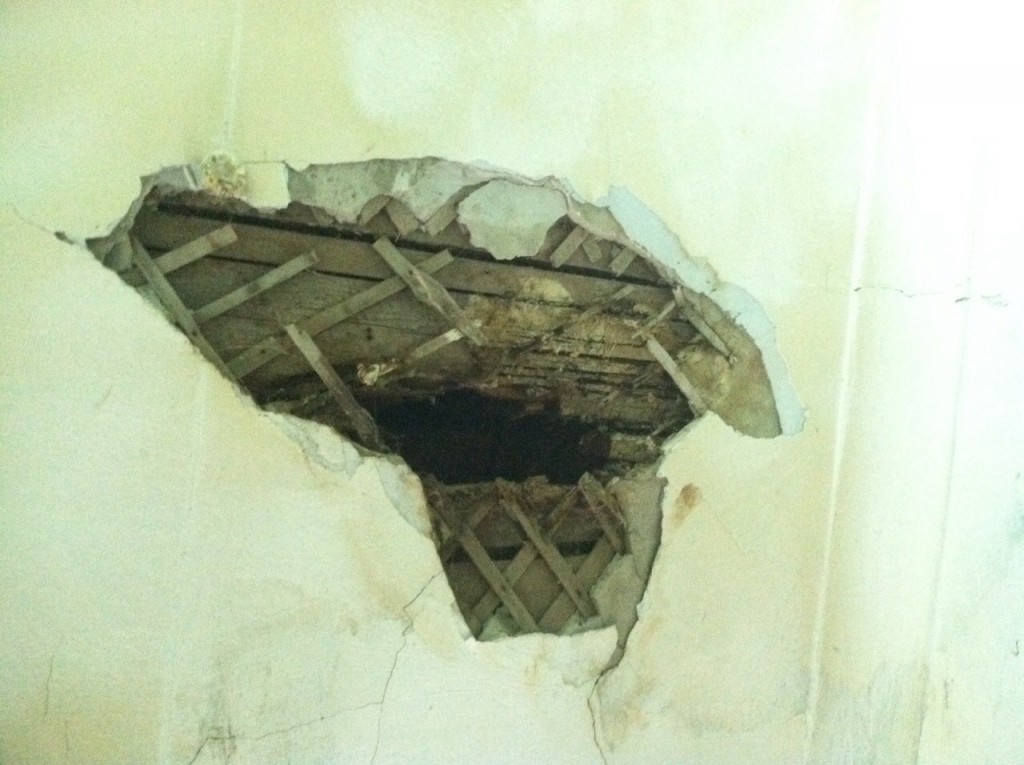 Не дождались помощи: в запорожском общежитии обвалился потолок