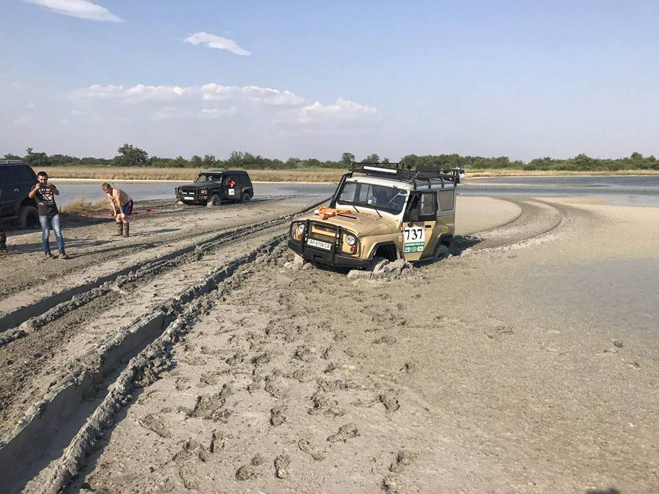 Им все можно: мэр Мелитополя устроил заезд на джипах по территории заповедника (ФОТО)