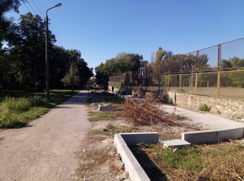 ФОТОФАКТ: в Запорожье разворовали стройматериалы с Аллеи Жаботинского