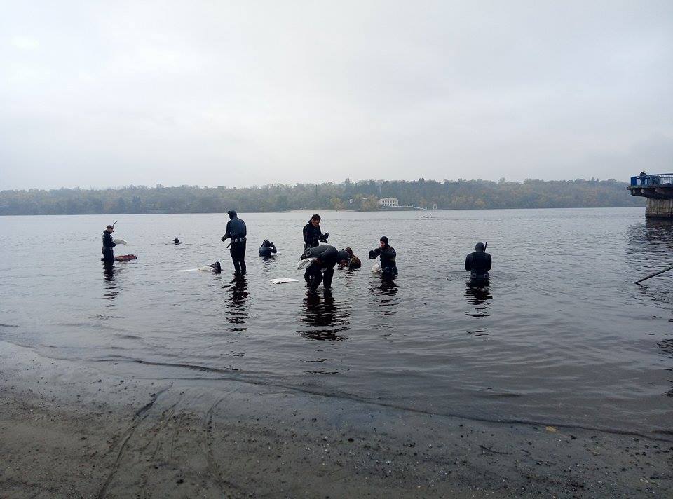 Боевые патроны и водка: как в Запорожьe подводные охотники Днeпр очищали (ФОТО) 