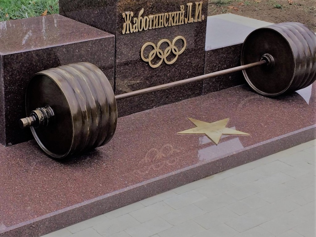 ФОТОРЕПОРТАЖ: в центре Запорожья установили памятник Олимпийскому чемпиону Леониду Жаботинскому