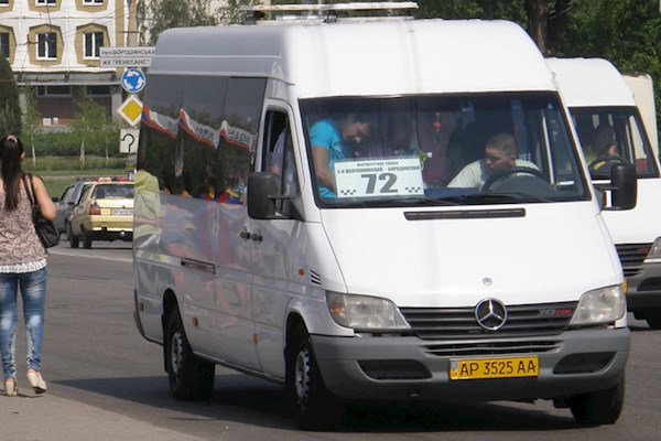 Очередной скандал: на популярном запорожском маршруте водитель отказался везти школьника по льготе