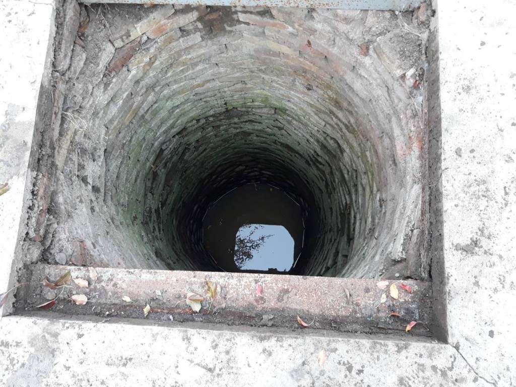 Нелепая смерть: в Запорожской области женщина упала в колодец