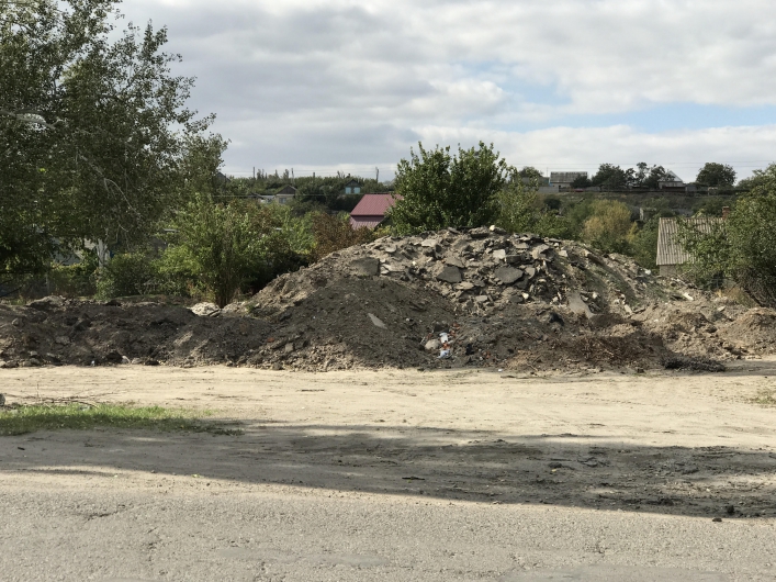 ФОТОФАКТ: в Запорожской области частный сектор «утопает» в строительном мусоре