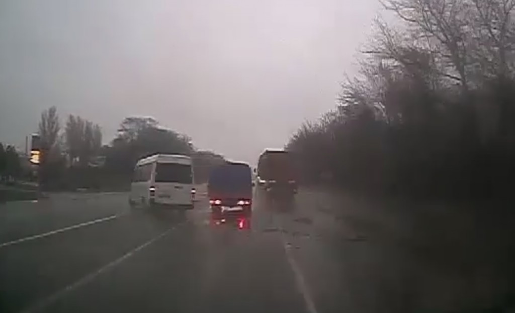 Под Запорожьем маршрутка с пассажирами на скорости чудом разминулась с фурой (ВИДЕО)