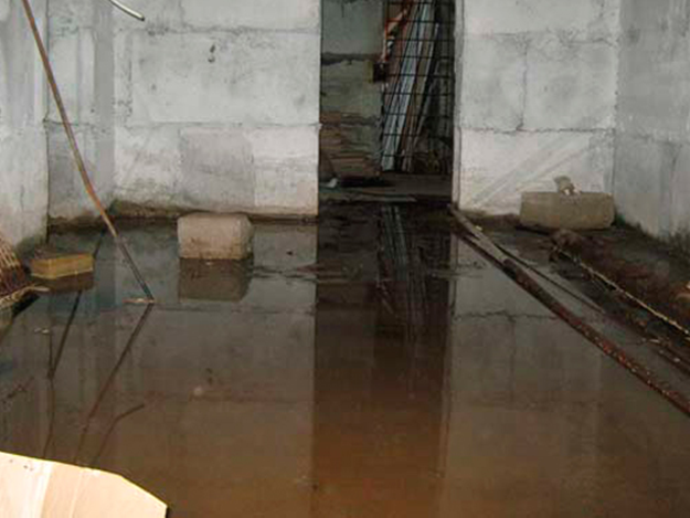 В Запорожье многоэтажный дом может рухнуть из-за затопленного подвала