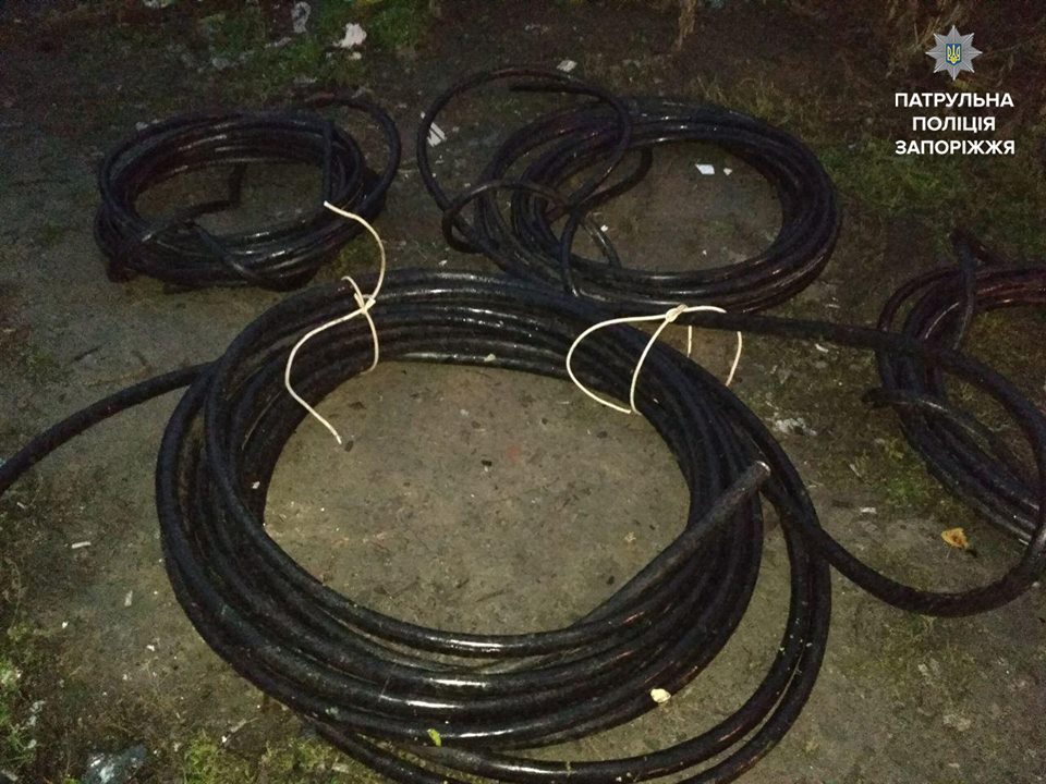 В Запорожье патрульные задержали банду похитителей телефонного кабеля (ФОТО)