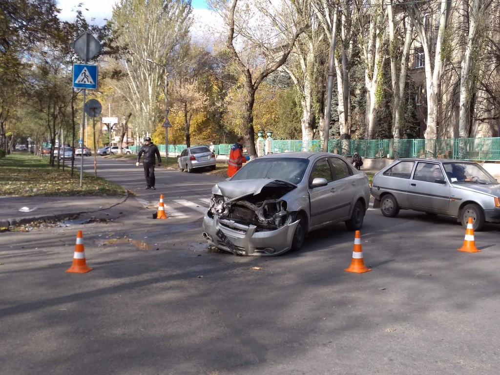 ФОТОФАКТ: в центре Запорожья столкнулись две легковушки, «Ланос» врезался в ограду
