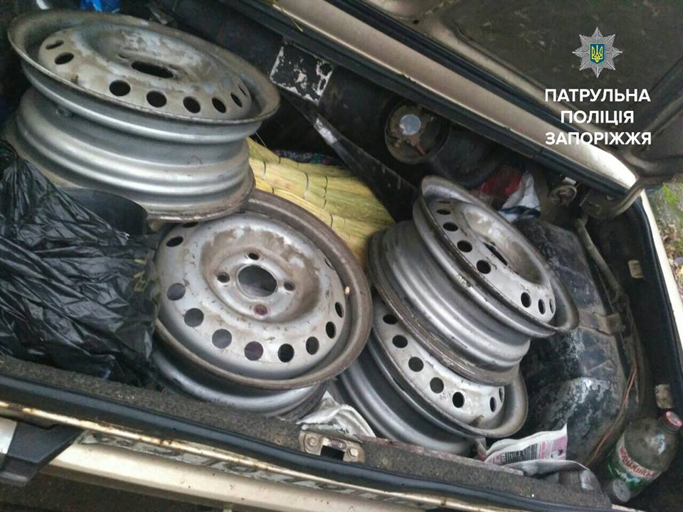 Запорожские патрульные задержали мужчин, промышлявших кражами автомобильных дисков (ФОТО)