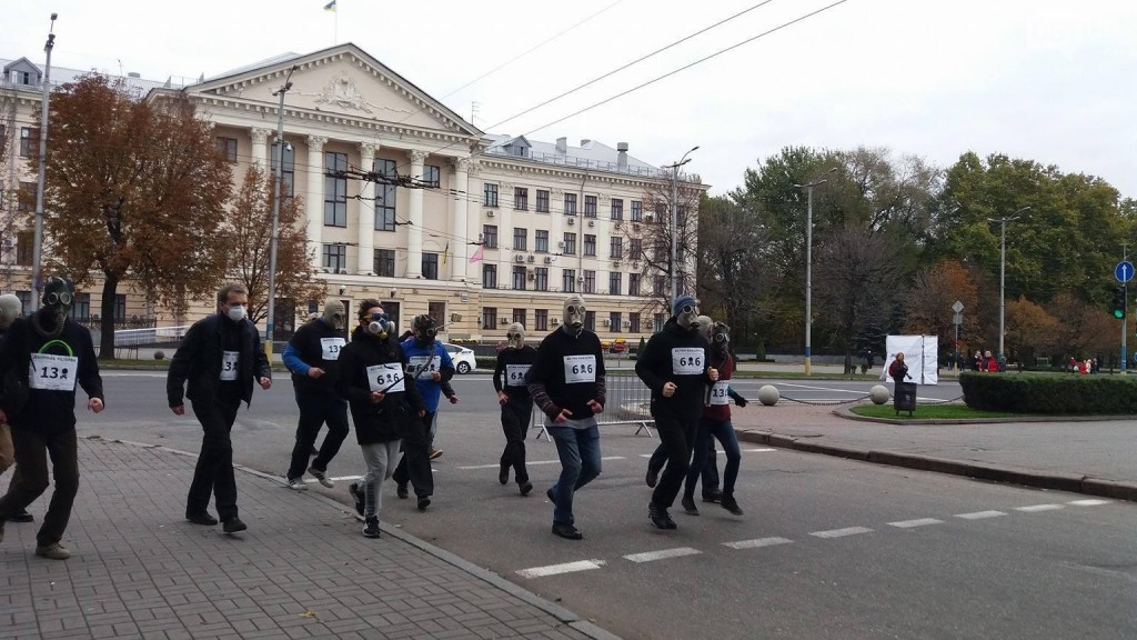 ФОТОФАКТ: перед началом «запорожсталевского» марафона активисты устроили забег в противогазах