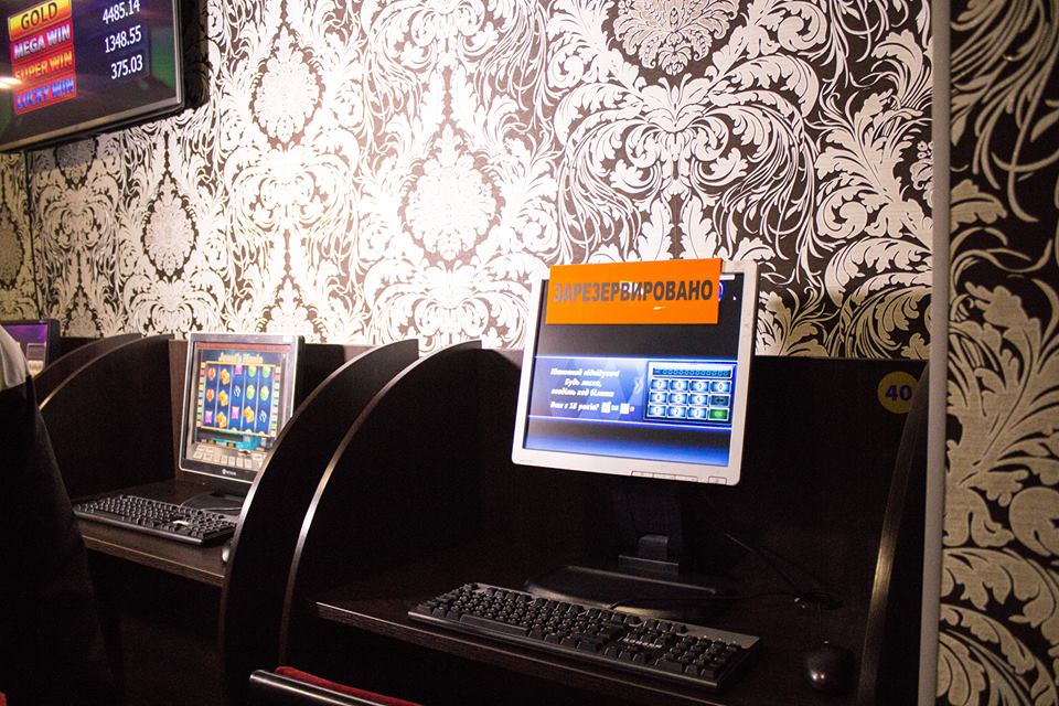 Запорожские активисты разоблачили игорное заведение, работающее в центре города (ФОТО, ВИДЕО)