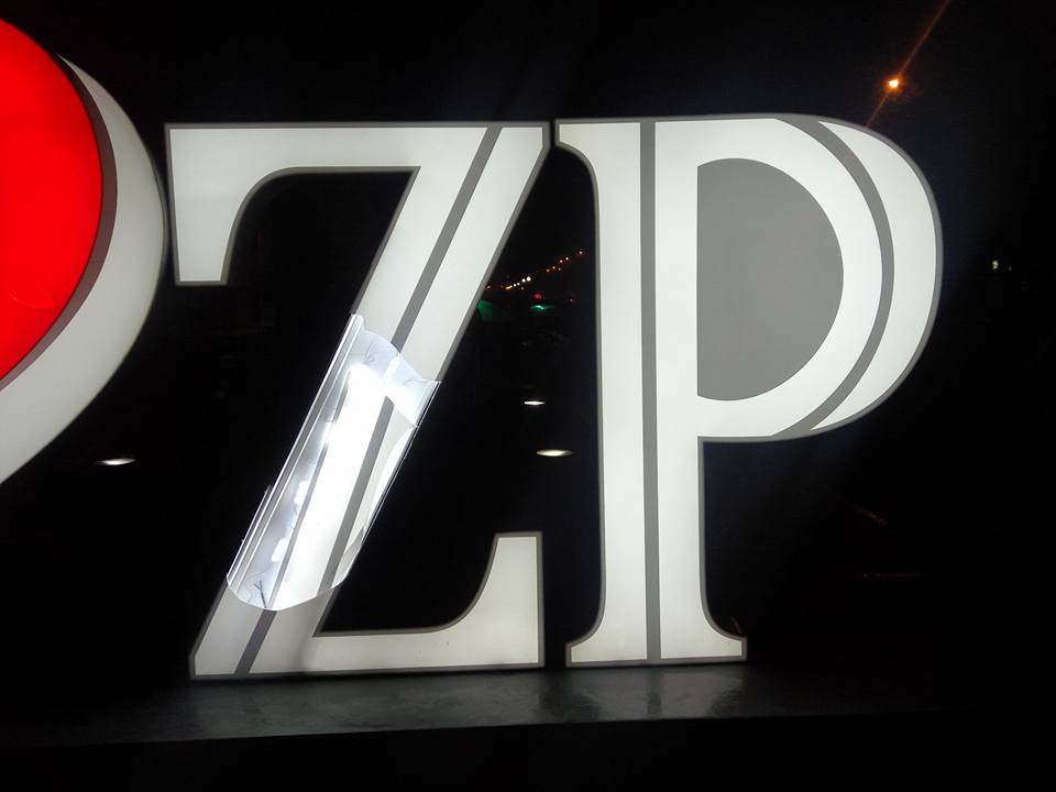 ФОТОФАКТ: в центре Запорожья вандалы испортили популярную селфи-зону