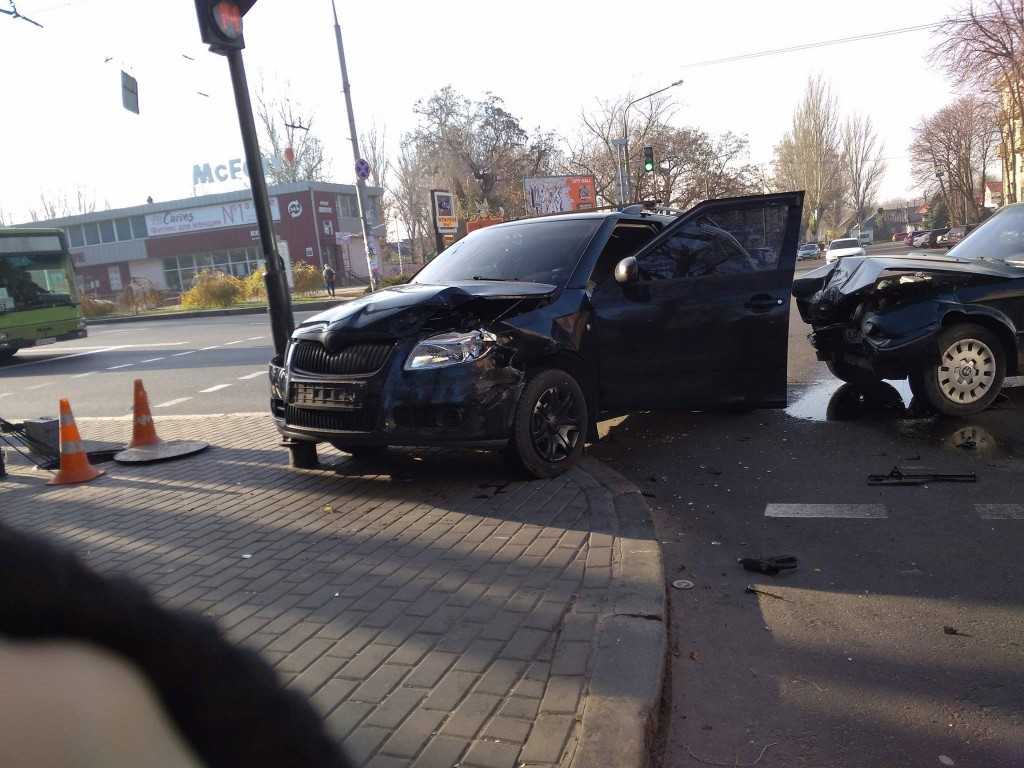 ФОТОФАКТ: в Запорожье на центральном проспекте «БМВ» и «Шкода» не поделили светофор