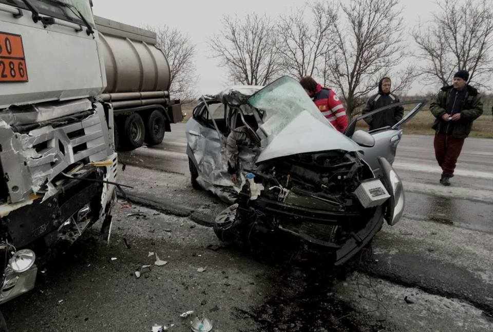 Смертельное ДТП: на трассе Харьков-Симферополь спасатели доставали тела погибших из смятого авто (ФОТО)